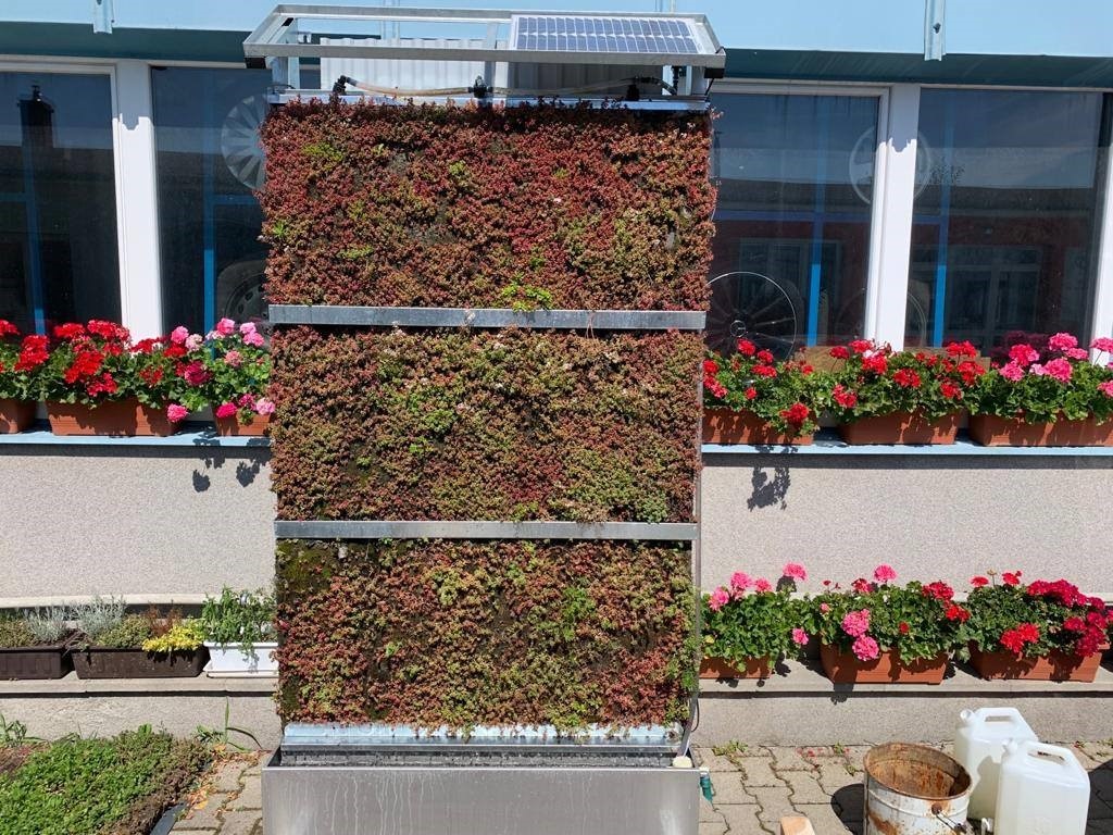 Klimaticky, energeticky aktívna vegetačná fasáda so zavlažovanou zelenou stenou